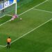 Goleiro paraguaio Orlando Gill defende pênalti contra alemão Nick Woltemade
