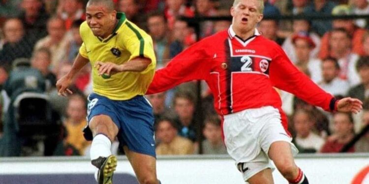 Brasil e Noruega durante amistoso em 1997