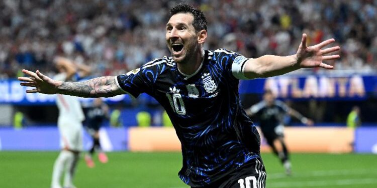 Messi comemora gol contra a Inglaterra na semifinal
