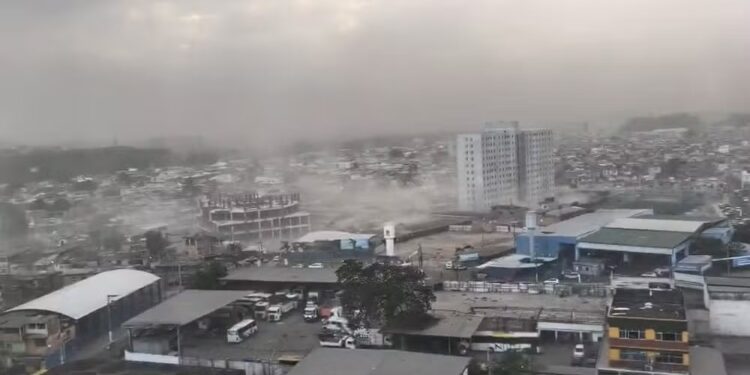 Vento forte em Caxias, na Baixada do Rio de Janeiro