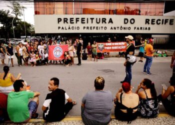 Manifestantes reivindicam a entrega de moradias populares e a ampliação do auxílio-moradia