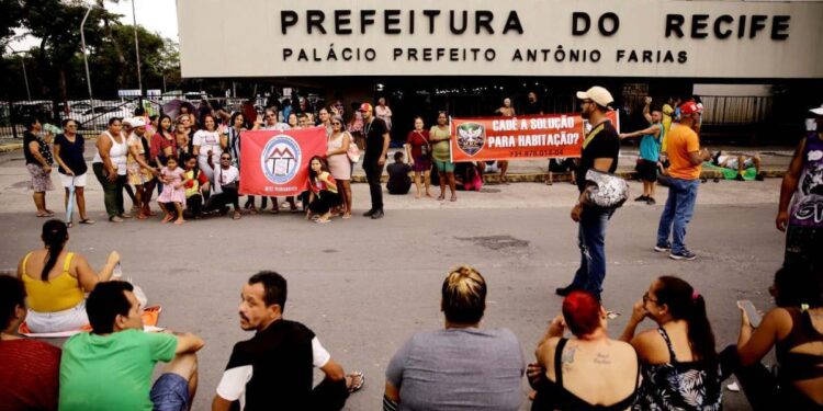 Manifestantes reivindicam a entrega de moradias populares e a ampliação do auxílio-moradia