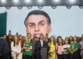 Flávio Bolsonaro em convenção com vídeo de Jair Bolsonaro feito por IA