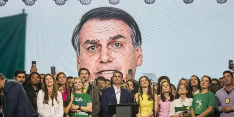 Flávio Bolsonaro em convenção com vídeo de Jair Bolsonaro feito por IA