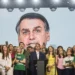 Flávio Bolsonaro em convenção com vídeo de Jair Bolsonaro feito por IA