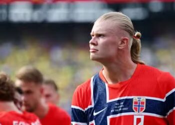 Erling Haaland comemora o gol em Brasil x Noruega