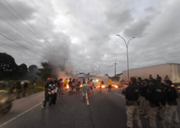 Manifestantes ocupam as pistas após atearem fogo em pneus e entulhos