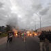 Manifestantes ocupam as pistas após atearem fogo em pneus e entulhos