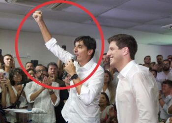 Carlos Costa (esq.) e o pré-candidato João Campos (dir.)
