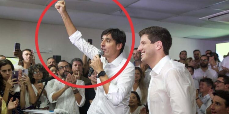 Carlos Costa (esq.) e o pré-candidato João Campos (dir.)