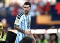 Vice-campeão, Messi encara a taça da Copa do Mundo após Argentina x Espanha. Foto: Reuters