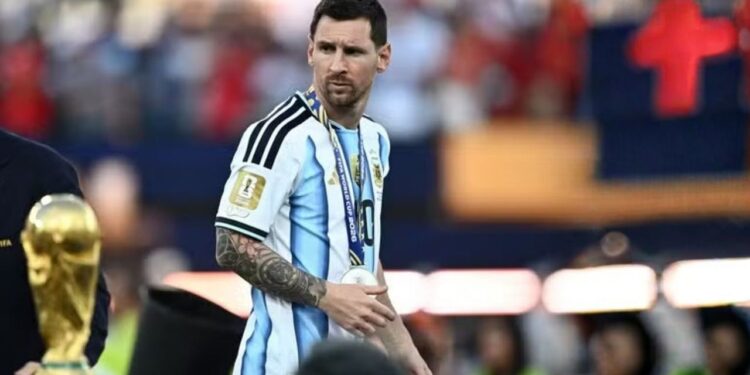 Vice-campeão, Messi encara a taça da Copa do Mundo após Argentina x Espanha. Foto: Reuters