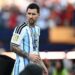 Vice-campeão, Messi encara a taça da Copa do Mundo após Argentina x Espanha. Foto: Reuters
