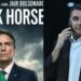 Imagem de divulgação de Dark Horse e Flávio Bolsonaro (PL). Arte: Reprodução