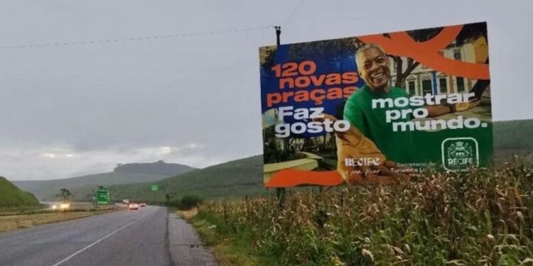 Outdoors foram espalhados pela Prefeitura do Recife  a título de “promoção turística”.