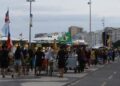 Calçadão de Copacabana repleto de carrocinhas; prefeitura anuncia programa contra exploração irregular da orla