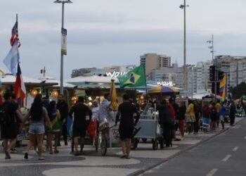 Calçadão de Copacabana repleto de carrocinhas; prefeitura anuncia programa contra exploração irregular da orla
