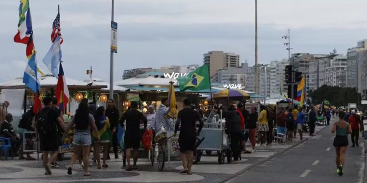 Calçadão de Copacabana repleto de carrocinhas; prefeitura anuncia programa contra exploração irregular da orla