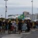 Calçadão de Copacabana repleto de carrocinhas; prefeitura anuncia programa contra exploração irregular da orla