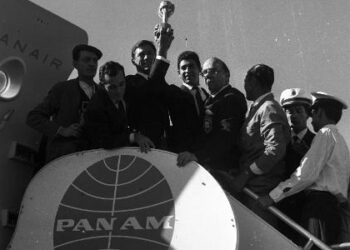 Ao lado de Bellini, Mauro Ramos de Oliveira ergue a taça Jules Rimet na chegada da seleção ao Brasil, em 1962