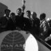 Ao lado de Bellini, Mauro Ramos de Oliveira ergue a taça Jules Rimet na chegada da seleção ao Brasil, em 1962