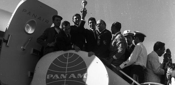 Ao lado de Bellini, Mauro Ramos de Oliveira ergue a taça Jules Rimet na chegada da seleção ao Brasil, em 1962