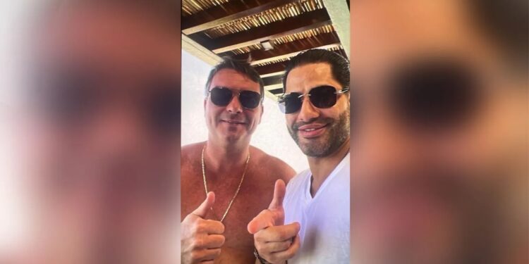 Flávio Bolsonaro e "Sicário" de Daniel Vorcaro em foto divulgada pelo ICL