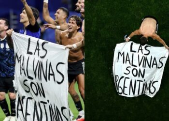 Jogadores da Argentina com bandeira "As Malvinas são Argentinas" após vitória sobre Inglaterra na Copa