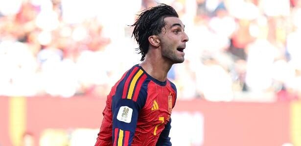 Ferran Torres celebra gol da Espanha sobre a Argentina na final da Copa do Mundo