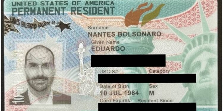 O Cartão de Residência Permanente, comumente conhecido como green card, de Eduardo Bolsonaro