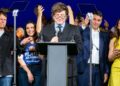 O presidente argentino, Javier Milei, durante a convenção que confirmou Flávio Bolsonaro como candidato à presidência
