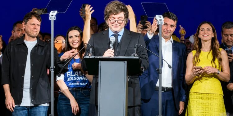 O presidente argentino, Javier Milei, durante a convenção que confirmou Flávio Bolsonaro como candidato à presidência