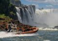 Macuco Safari oferece navegação de barco perto das quedas d'água das Cataratas do Iguaçu