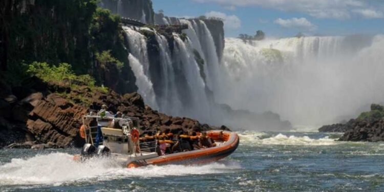 Macuco Safari oferece navegação de barco perto das quedas d'água das Cataratas do Iguaçu