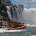 Macuco Safari oferece navegação de barco perto das quedas d'água das Cataratas do Iguaçu