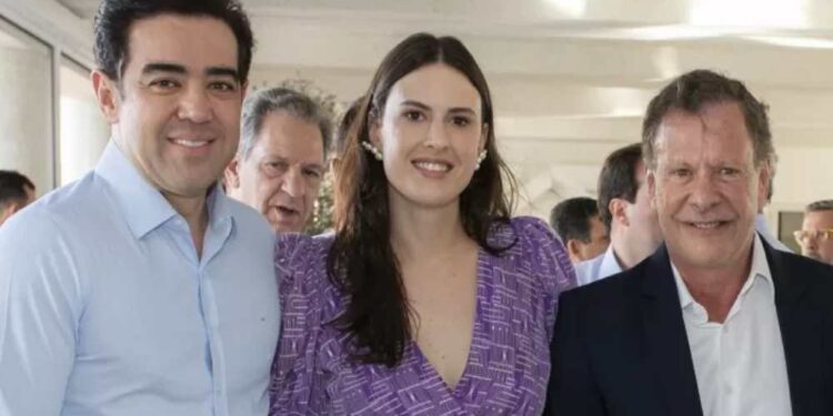 Bruno Dantas, sua esposa, Camila Camargo, CEO do Esfera Brasil, e seu sogro, João Carlos Camargo (Da esq. p/ dir.)