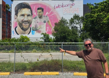 Ricardo Antunes e um dos murais de Messi espalhados por Wynwood