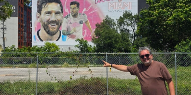 Ricardo Antunes e um dos murais de Messi espalhados por Wynwood