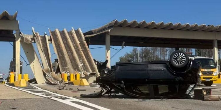 Dianteira do carro que bateu em praça de pedágio ficou destruída em Campinas — Foto: Jorge Talmon/EPTV