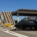 Dianteira do carro que bateu em praça de pedágio ficou destruída em Campinas — Foto: Jorge Talmon/EPTV