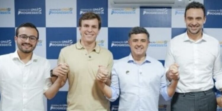 Miguel Coelho (UB) e Eduardo da Fonte (PP) gravam vídeo selando a chapa