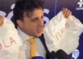 Renan Santos (Missão) segura fraldas com nomes dos dois políticos