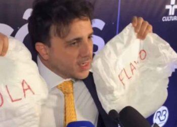 Renan Santos (Missão) segura fraldas com nomes dos dois políticos