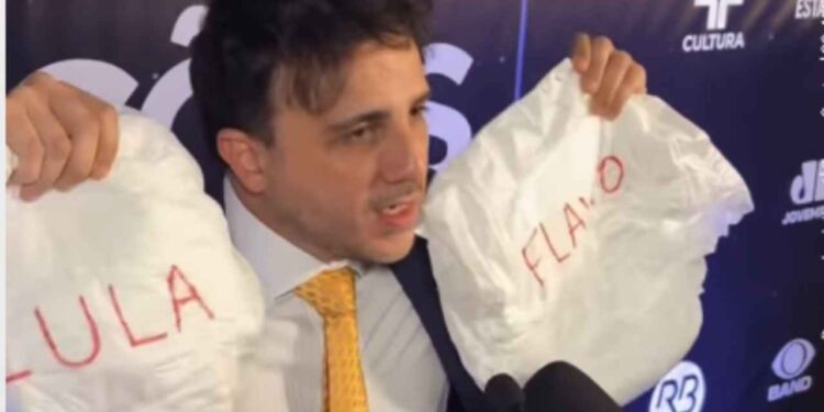 Renan Santos (Missão) segura fraldas com nomes dos dois políticos