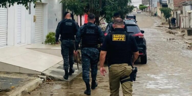 Operação cumpriu 11 mandados em Alagoas e Pernambuco e apreendeu dispositivos eletrônicos e documentos