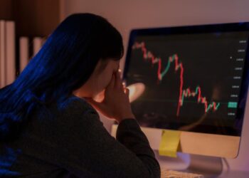 A vítima foi enganada por criminosos que se passaram por especialistas em investimentos e a convenceram a realizar sucessivas transferências financeiras