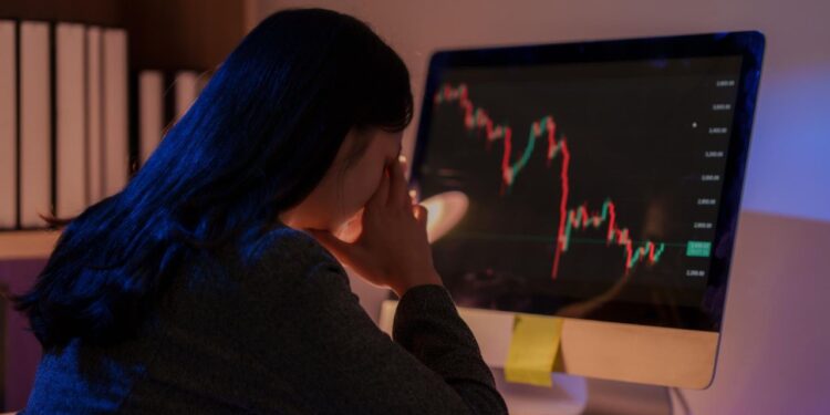 A vítima foi enganada por criminosos que se passaram por especialistas em investimentos e a convenceram a realizar sucessivas transferências financeiras