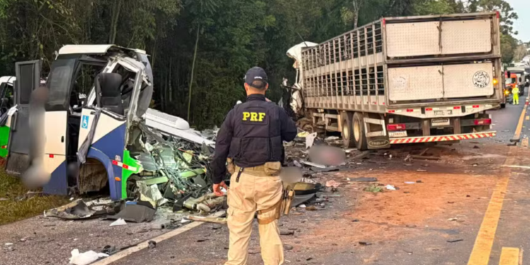 Batida aconteceu na BR-373 em Ipiranga, nos Campos Gerais. Rodovia está totalmente interditada na manhã desta quarta-feira (19). Foto: Divulgação/PRF