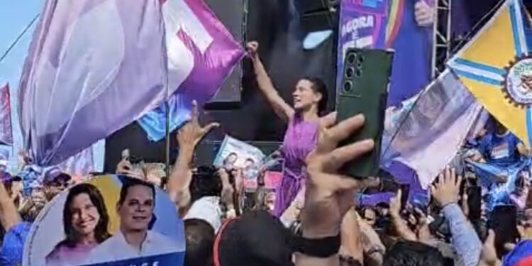 A Governadora Raquel Lyra (PSD) chega na convenção