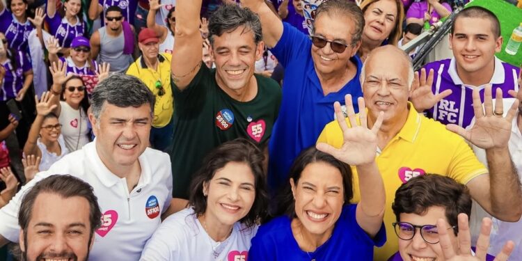 A governadora Raquel Lyra (PSD) participou de adesivaço no Pina ao lado da chapa e apoiadores